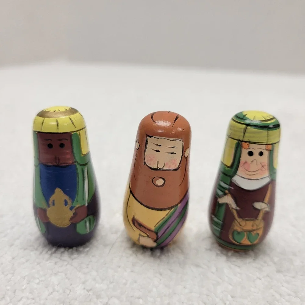 Wooden Minature Nativity Barn w/ 10‎ nesting figurines